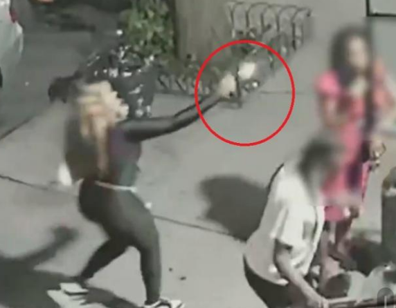 فيديو: سيدة تقتل أخرى بدم بارد أمام الناس